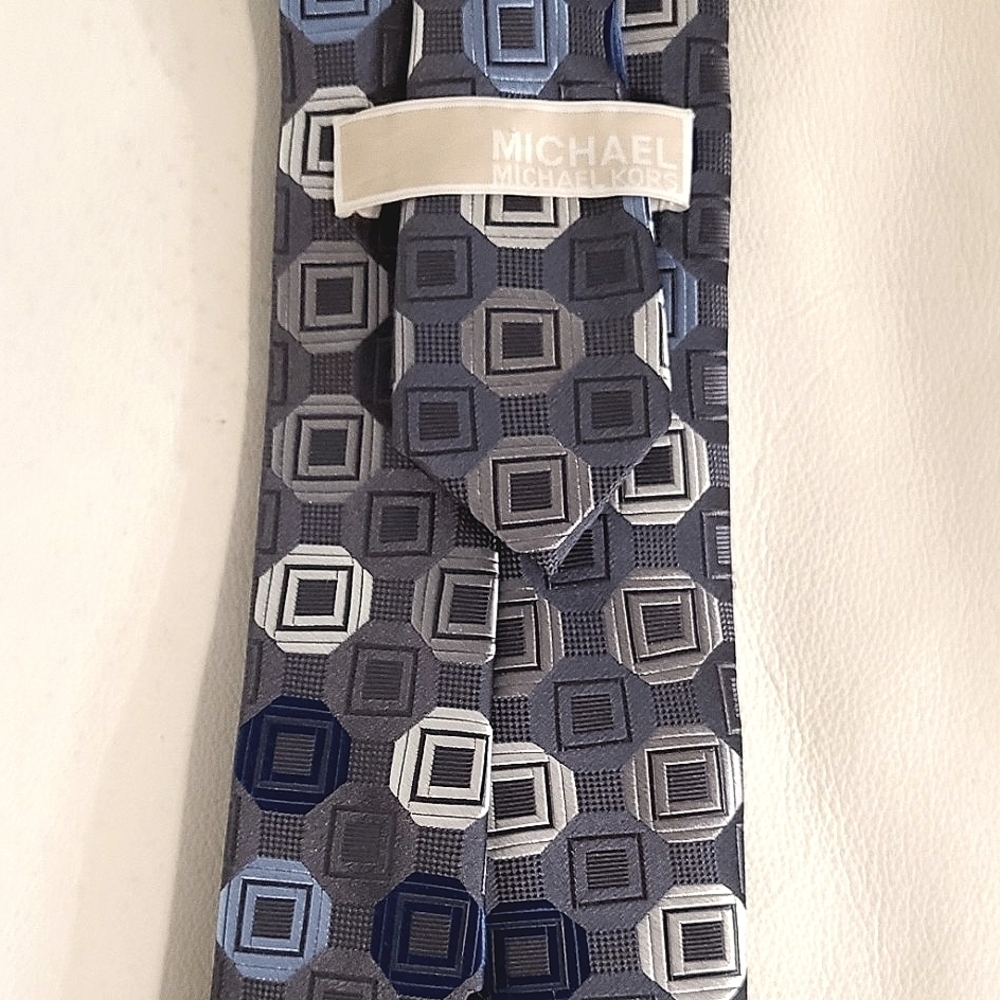 Michael Kors 100% Silk Geometric Squares Pattern Power Tie Grey Navy Blue White - Picture 4 of 6